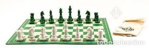 Collezionismo sportivo: Ajedrez. Chess set green and white plastic pieces, cloth-bag, board